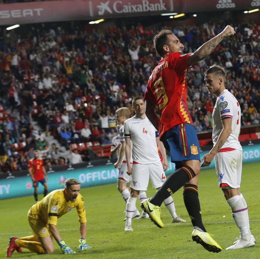 El partido de España ante Islas Feroe, el sexto de la fase de clasificación para la Eurocopa, sirvió además de homenaje a Enrique Castro Quini y se guardó un respetuoso minuto de silencio en recuerdo de Xana, la hija de Luis Enrique, fallecida hace unos días