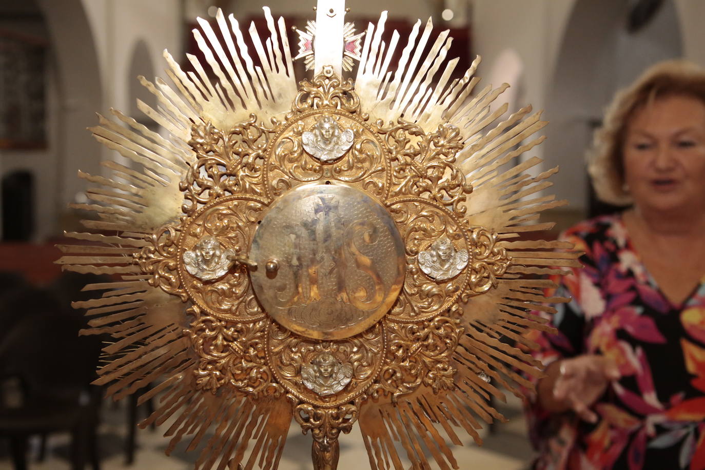 La talla estrena este domingo el manto regalado por Coros y Danzas con motivo de esta efeméride