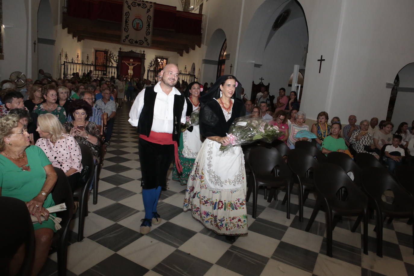 La talla estrena este domingo el manto regalado por Coros y Danzas con motivo de esta efeméride