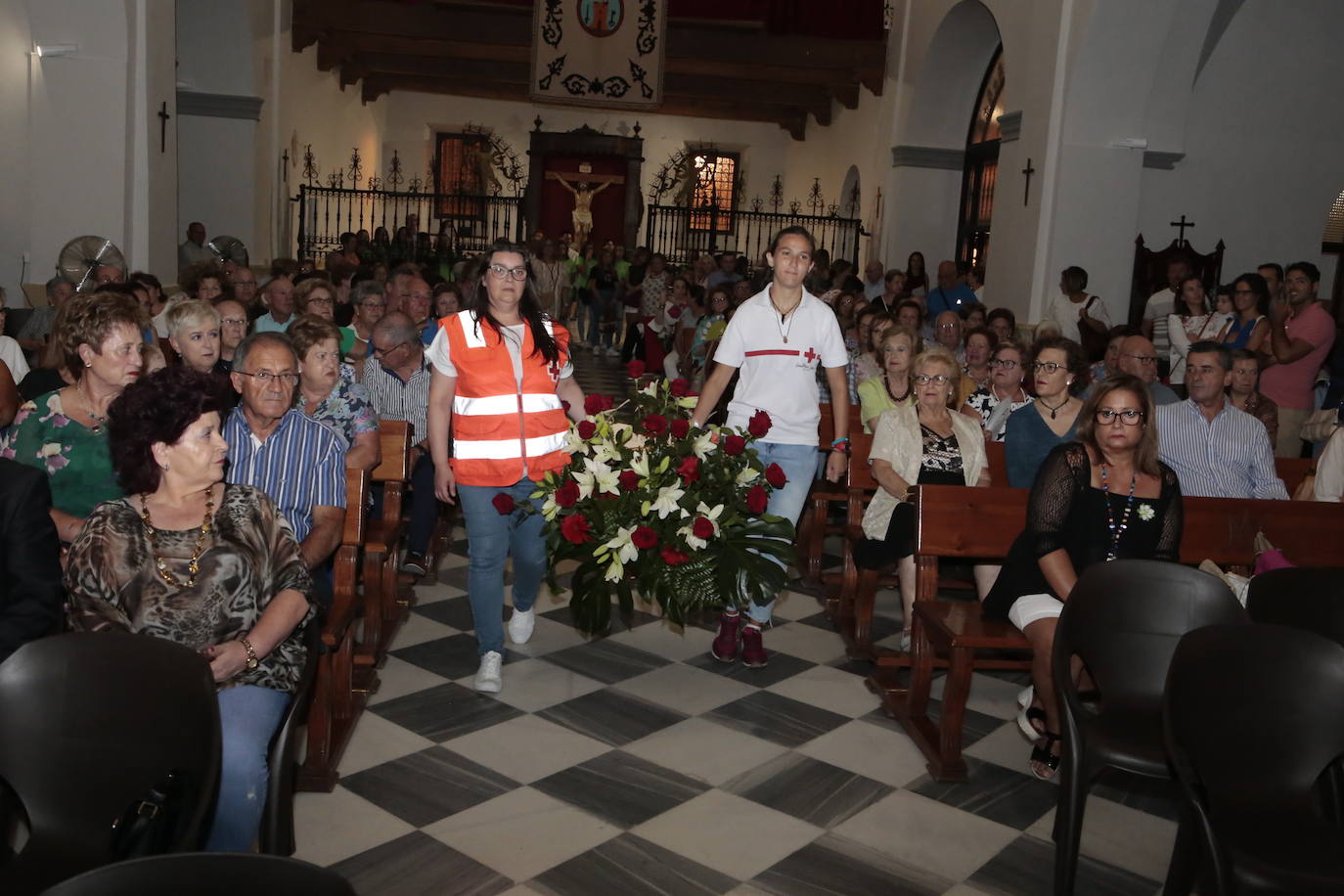 La talla estrena este domingo el manto regalado por Coros y Danzas con motivo de esta efeméride