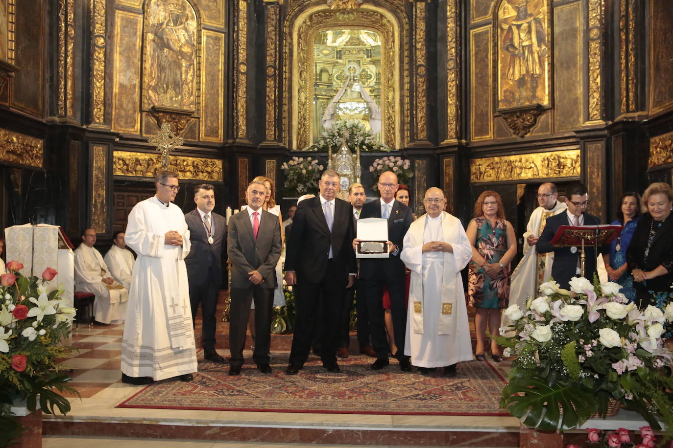 La talla estrena este domingo el manto regalado por Coros y Danzas con motivo de esta efeméride