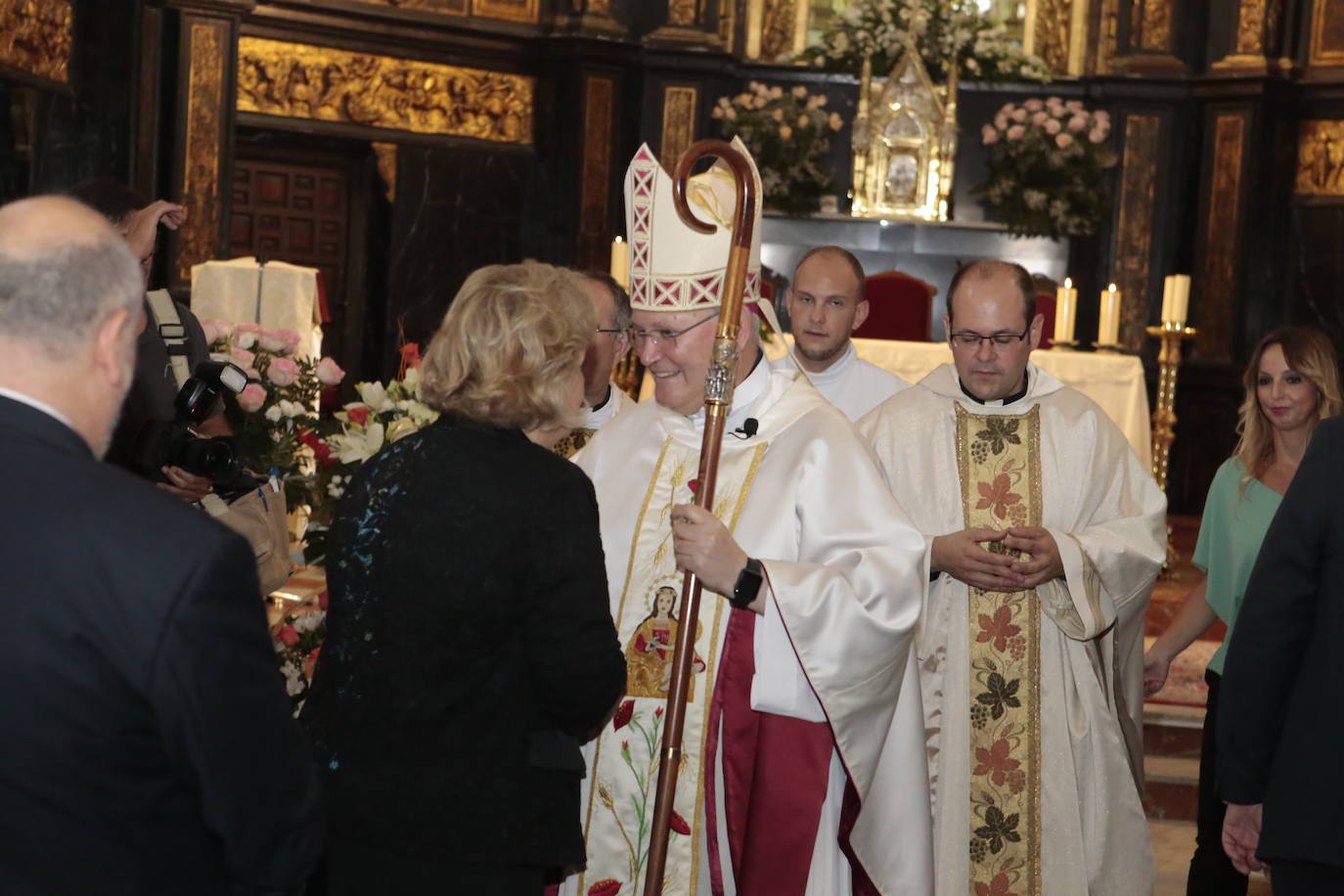 La talla estrena este domingo el manto regalado por Coros y Danzas con motivo de esta efeméride