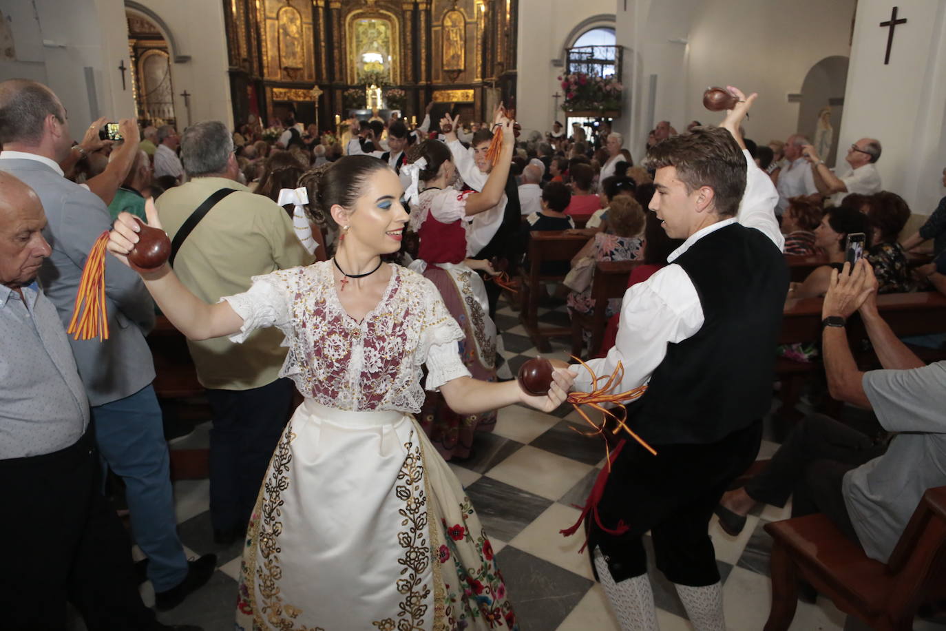 La talla estrena este domingo el manto regalado por Coros y Danzas con motivo de esta efeméride