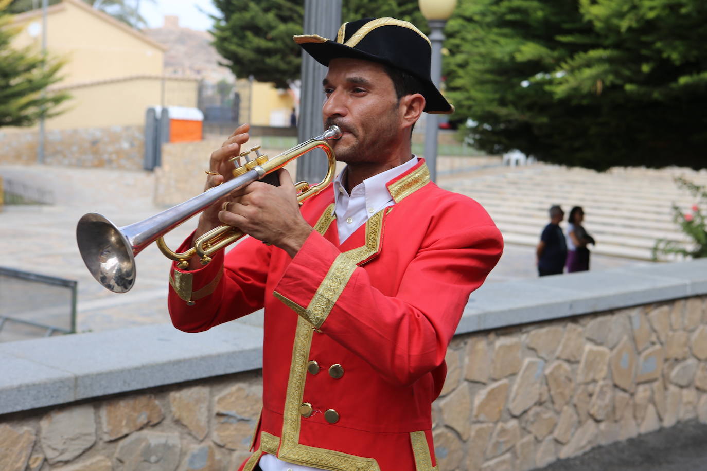 La talla estrena este domingo el manto regalado por Coros y Danzas con motivo de esta efeméride