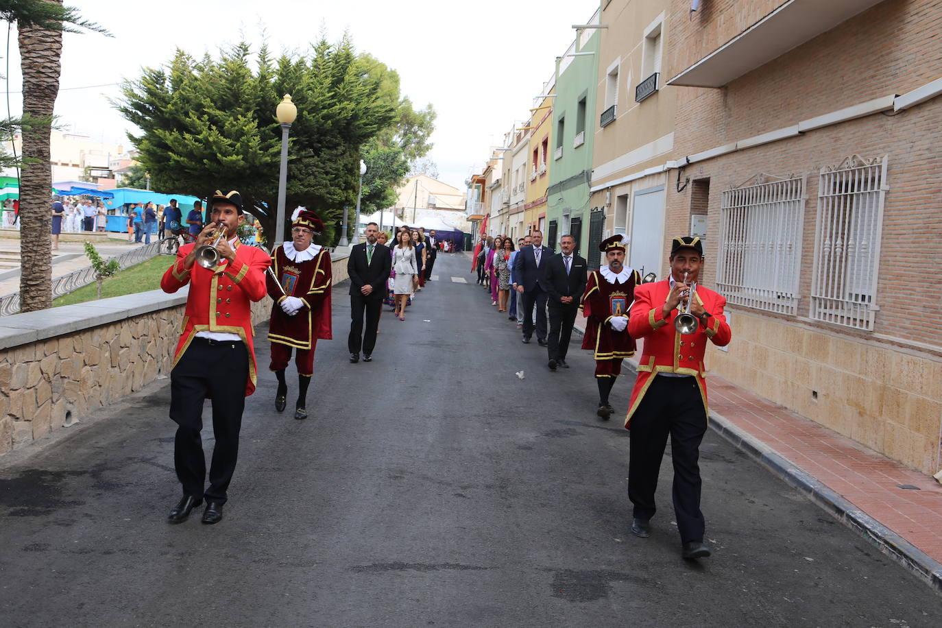La talla estrena este domingo el manto regalado por Coros y Danzas con motivo de esta efeméride
