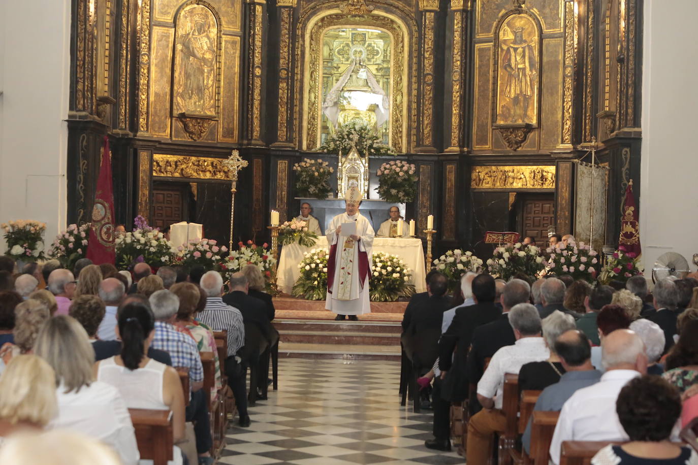 La talla estrena este domingo el manto regalado por Coros y Danzas con motivo de esta efeméride