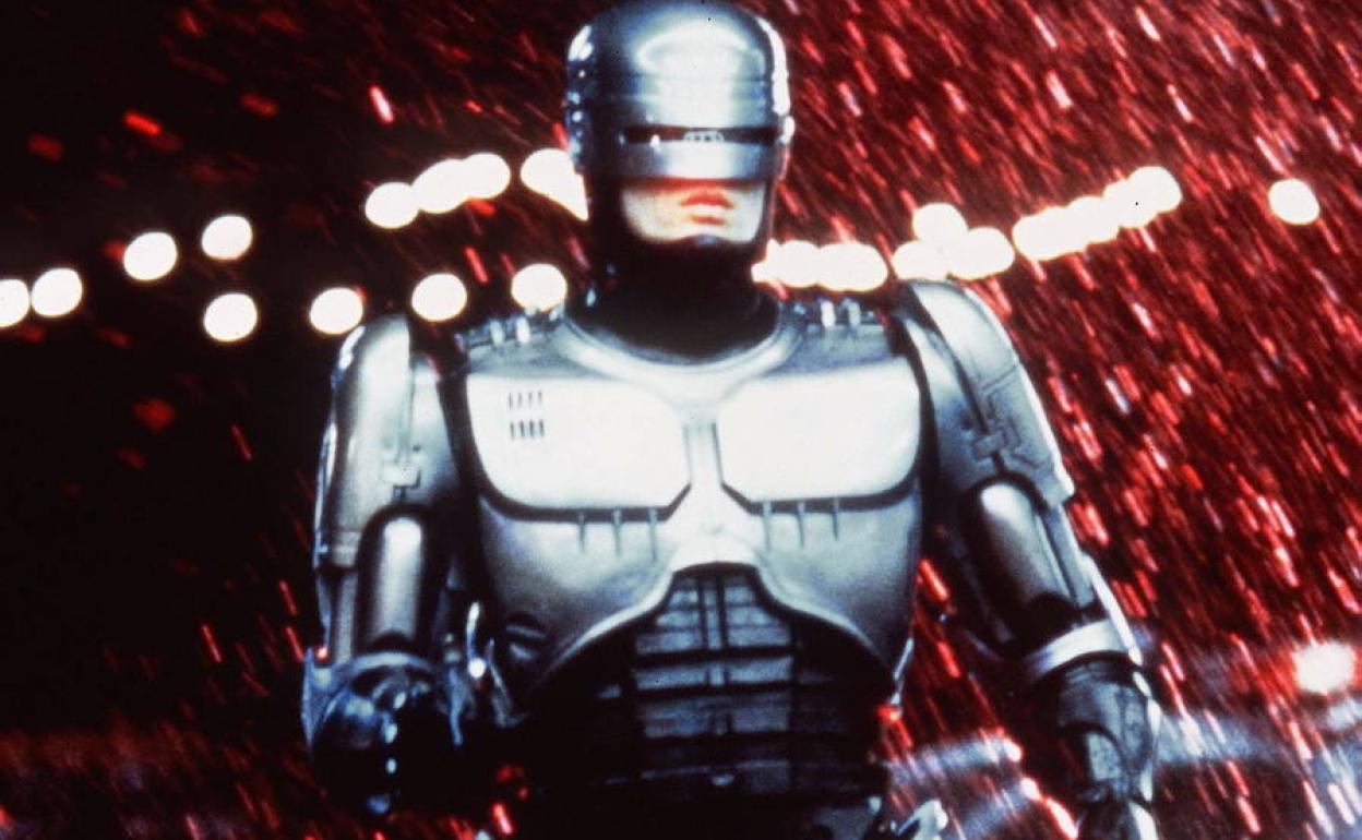 Peter Weller, en una escena de 'Robocop', una de las películas del nuevo ciclo VHS.
