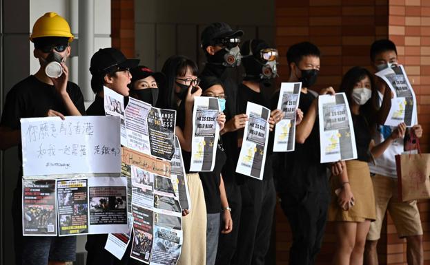 Imagen principal - Los estudiantes de Hong Kong forman una cadena humana en varios distritos tras otro fin de semana de protestas