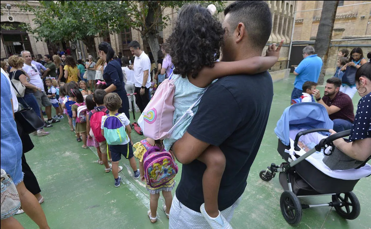Un padre acompaña a su hija, este lunes, en el incio del curso escolar en Murcia.