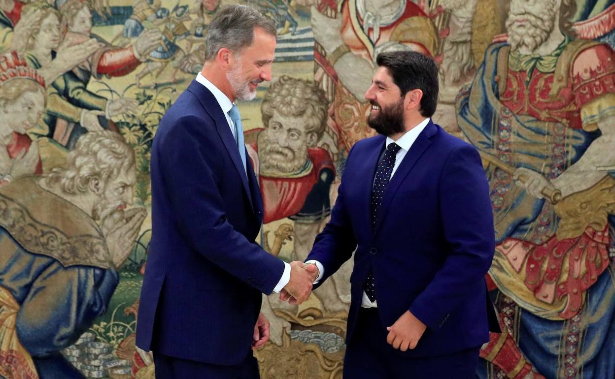 Felipe VI y López Miras se saludan este lunes.
