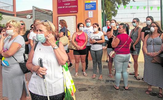 Padres del colegio José María Lapuerta de Cartagena protestando con mascarillas.