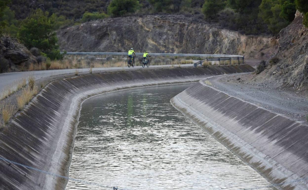 Trasvase Tajo-Segura, a su paso por Sierra Espuña.