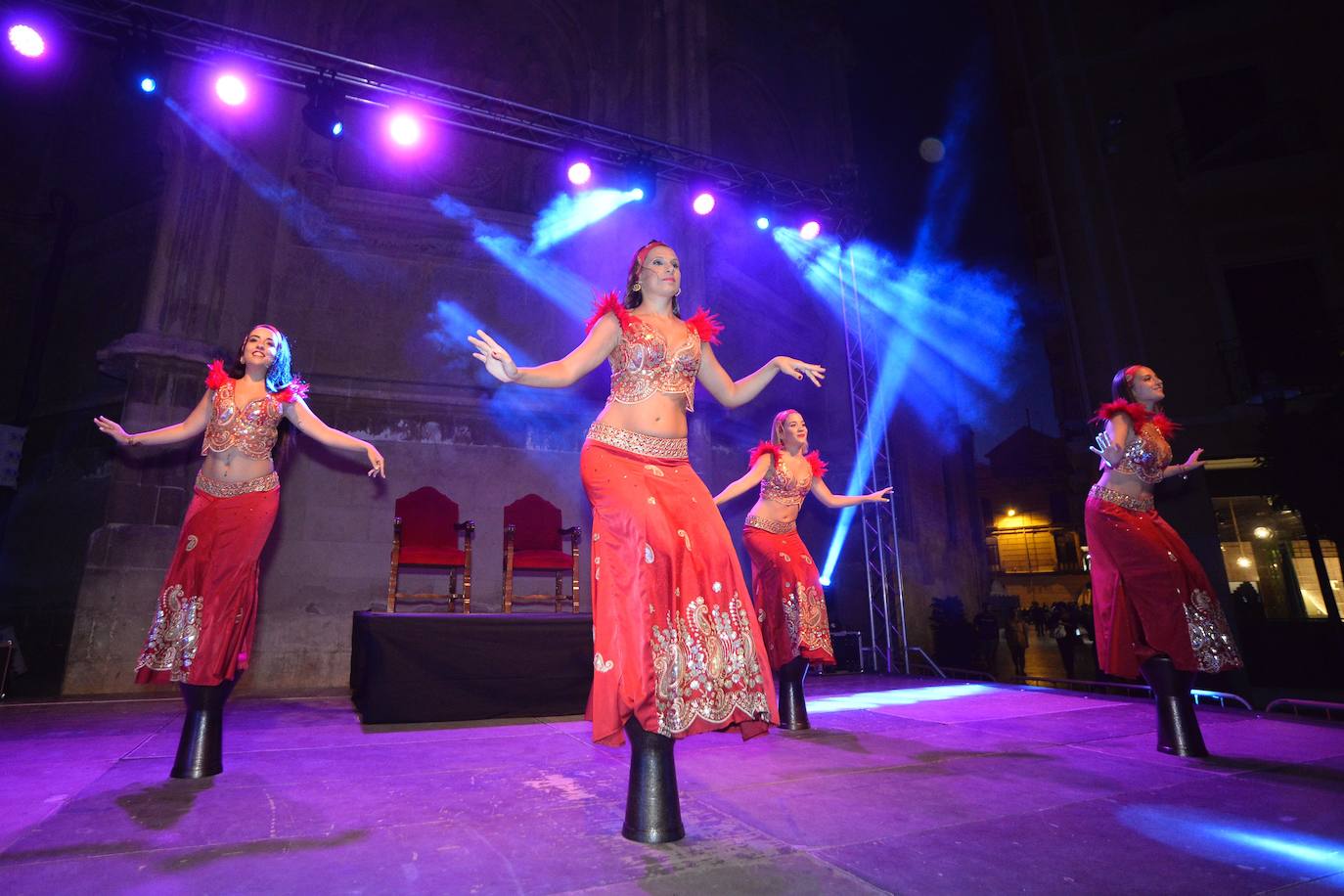 Moros y Cristianos celebran uno de sus actos más esperados con la presentación de sus principales representantes en la plaza de los Apóstoles.