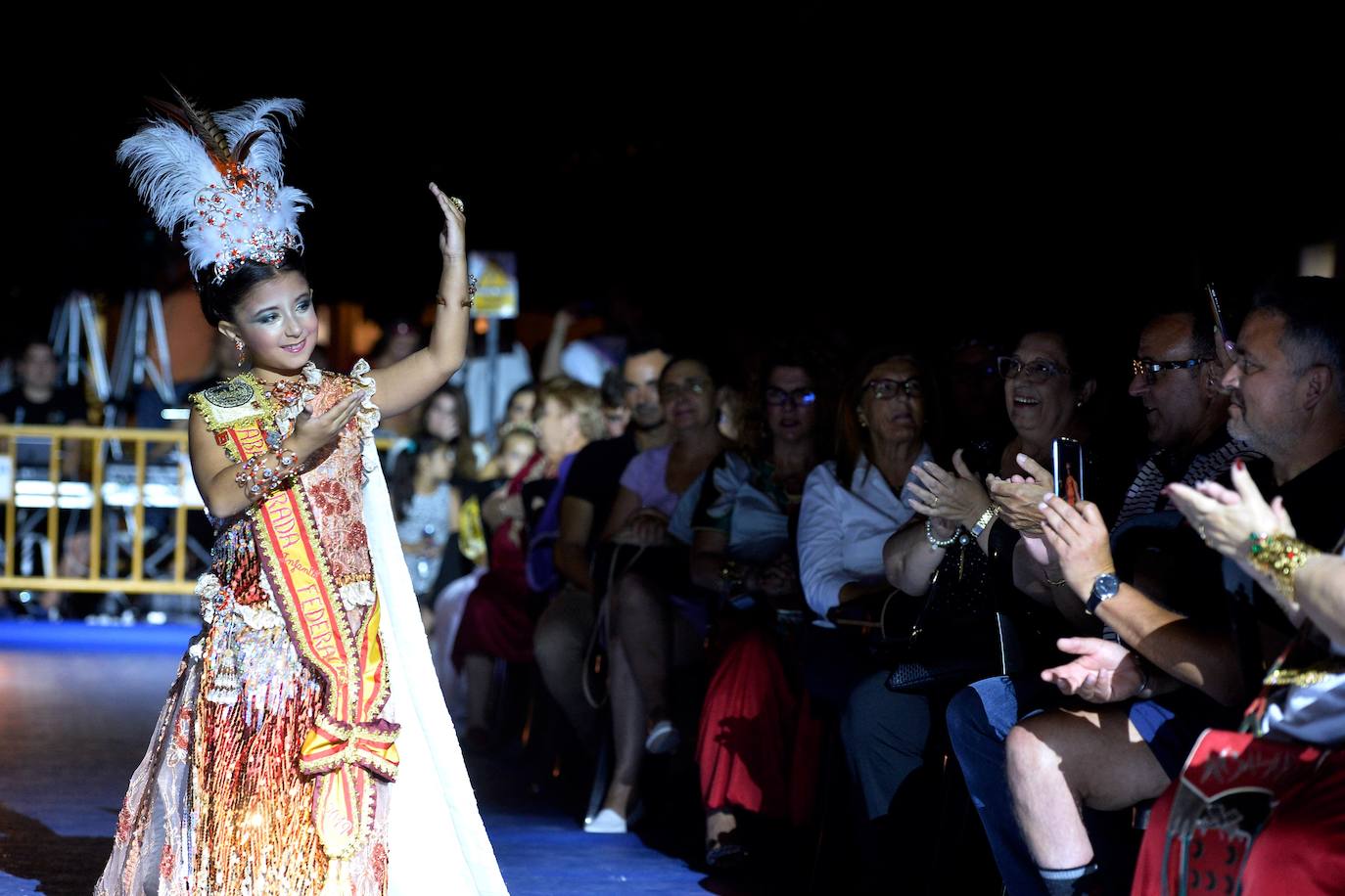 Moros y Cristianos celebran uno de sus actos más esperados con la presentación de sus principales representantes en la plaza de los Apóstoles.