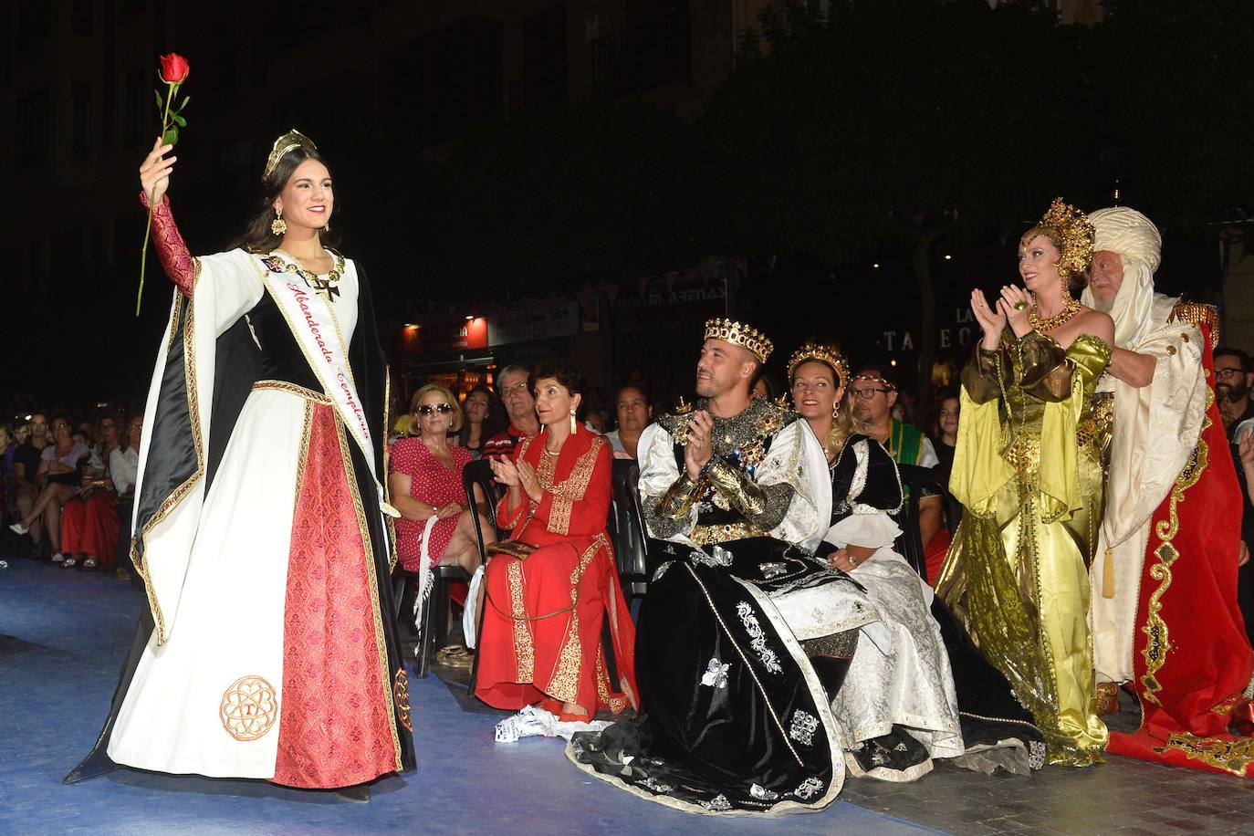 Moros y Cristianos celebran uno de sus actos más esperados con la presentación de sus principales representantes en la plaza de los Apóstoles.