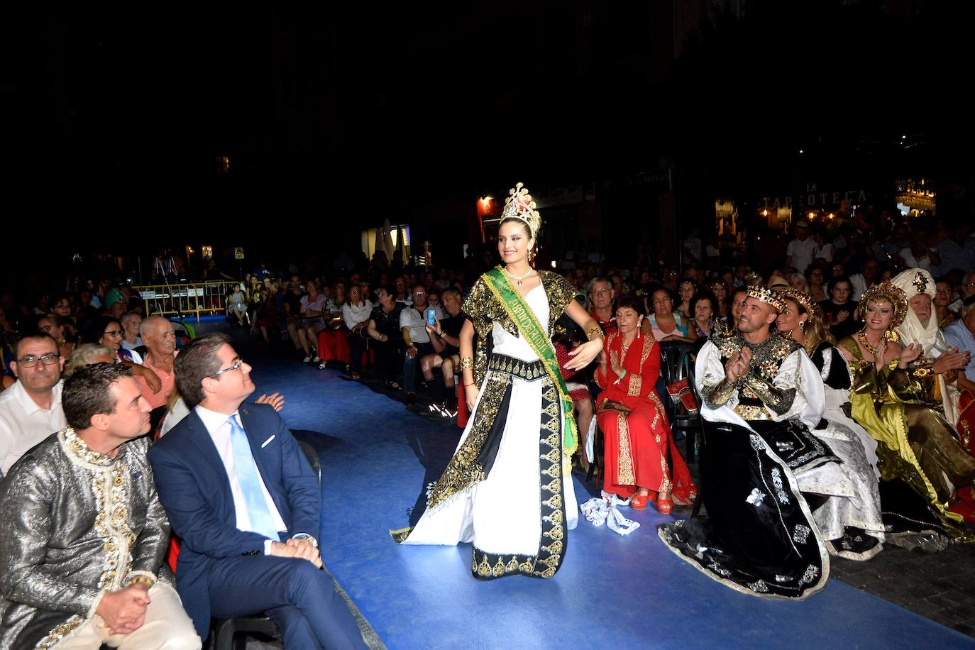Moros y Cristianos celebran uno de sus actos más esperados con la presentación de sus principales representantes en la plaza de los Apóstoles.