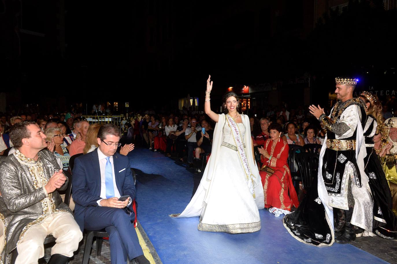Moros y Cristianos celebran uno de sus actos más esperados con la presentación de sus principales representantes en la plaza de los Apóstoles.