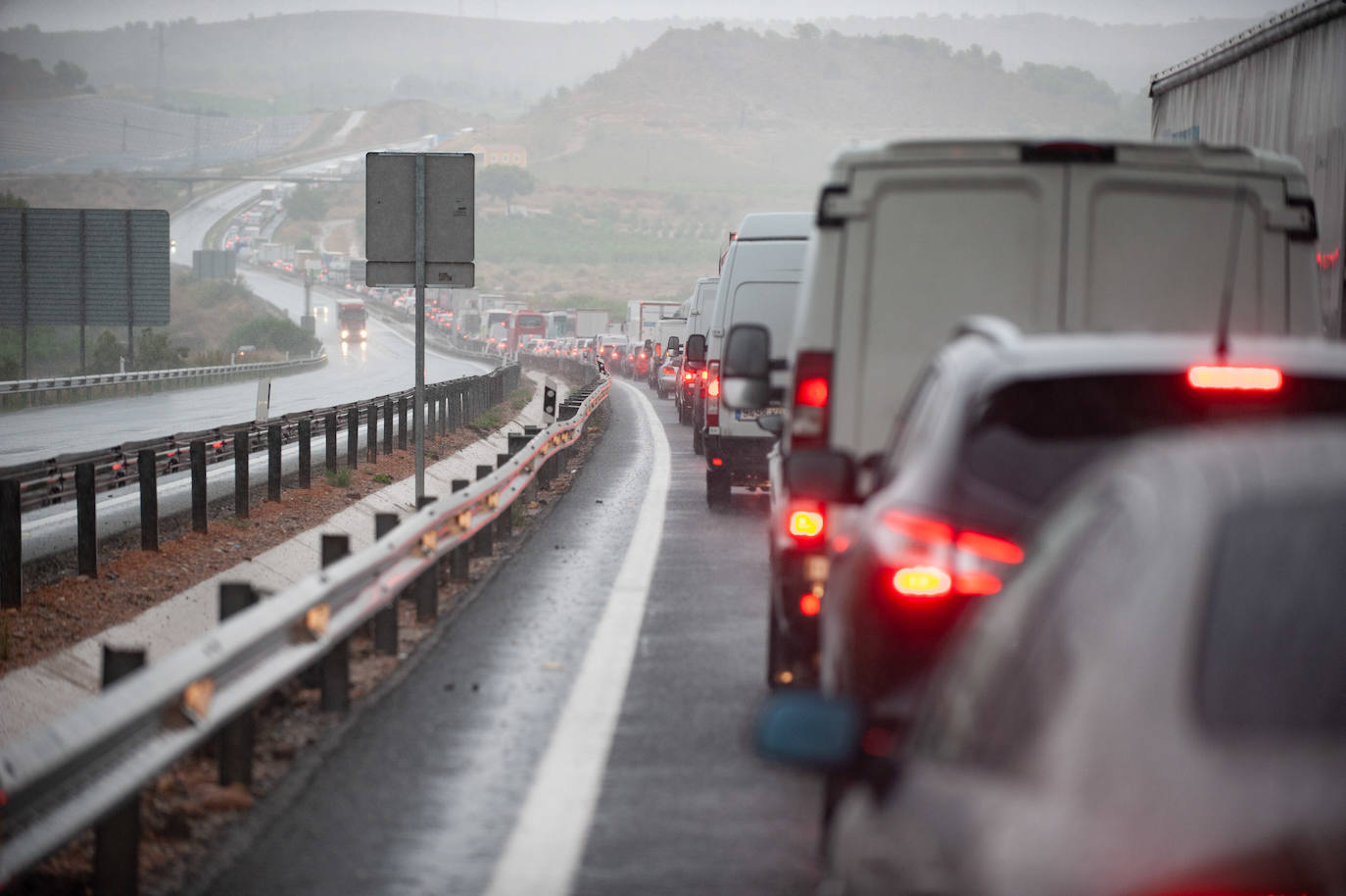 Retenciones en la A-7 provocadas por las fuertes lluvias