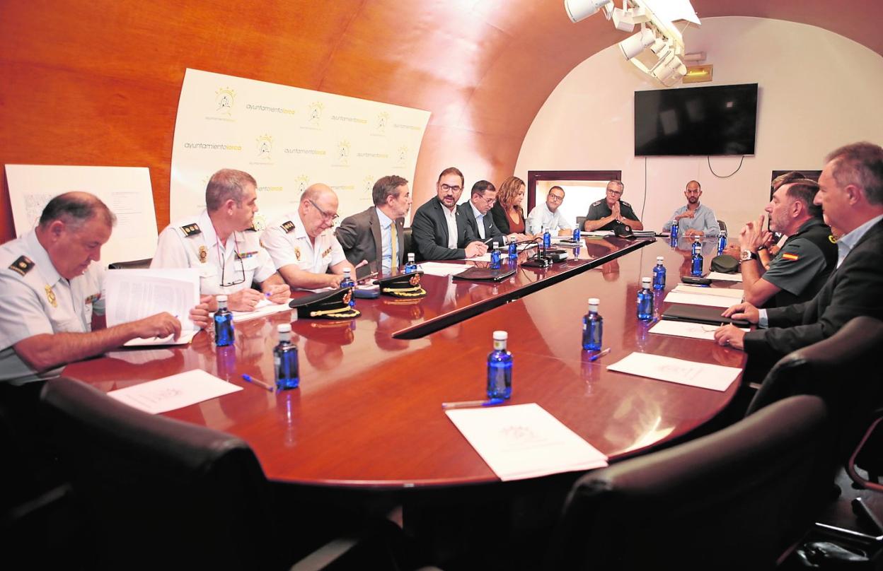 El delegado del Gobierno (4º i), junto al alcalde y mandos policiales que participaron en la reunión de ayer.