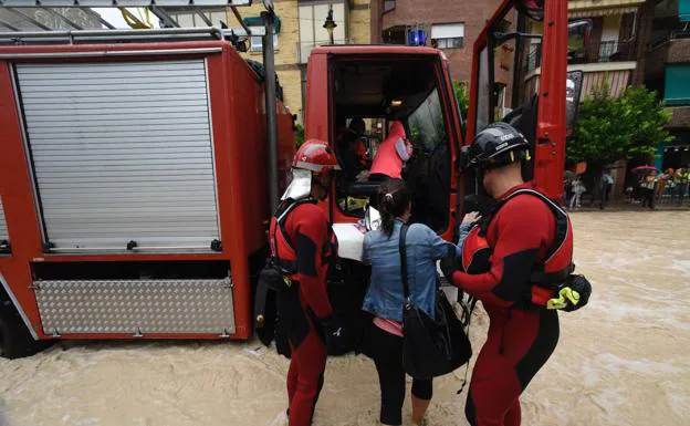 Un bombero rescata a una chica en Molina de Segura.
