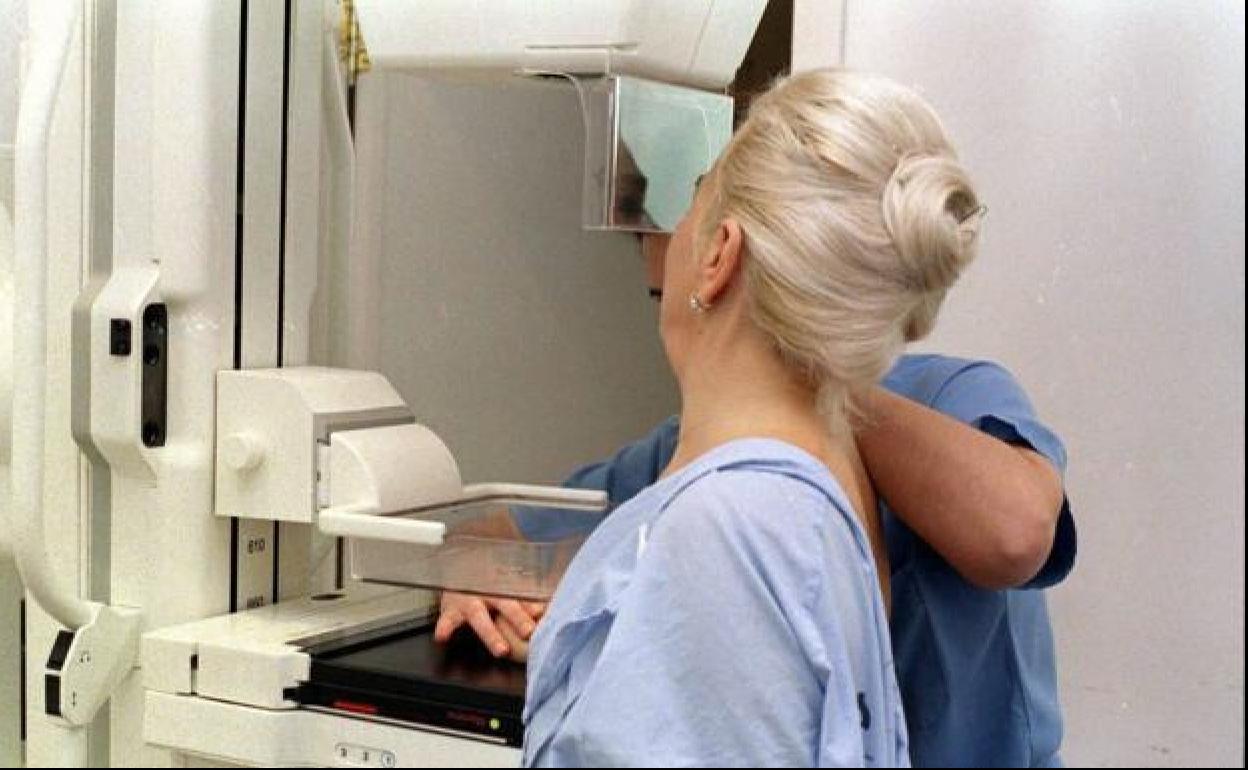 Una mujer se hace una mamografía, en una imagen de archivo.
