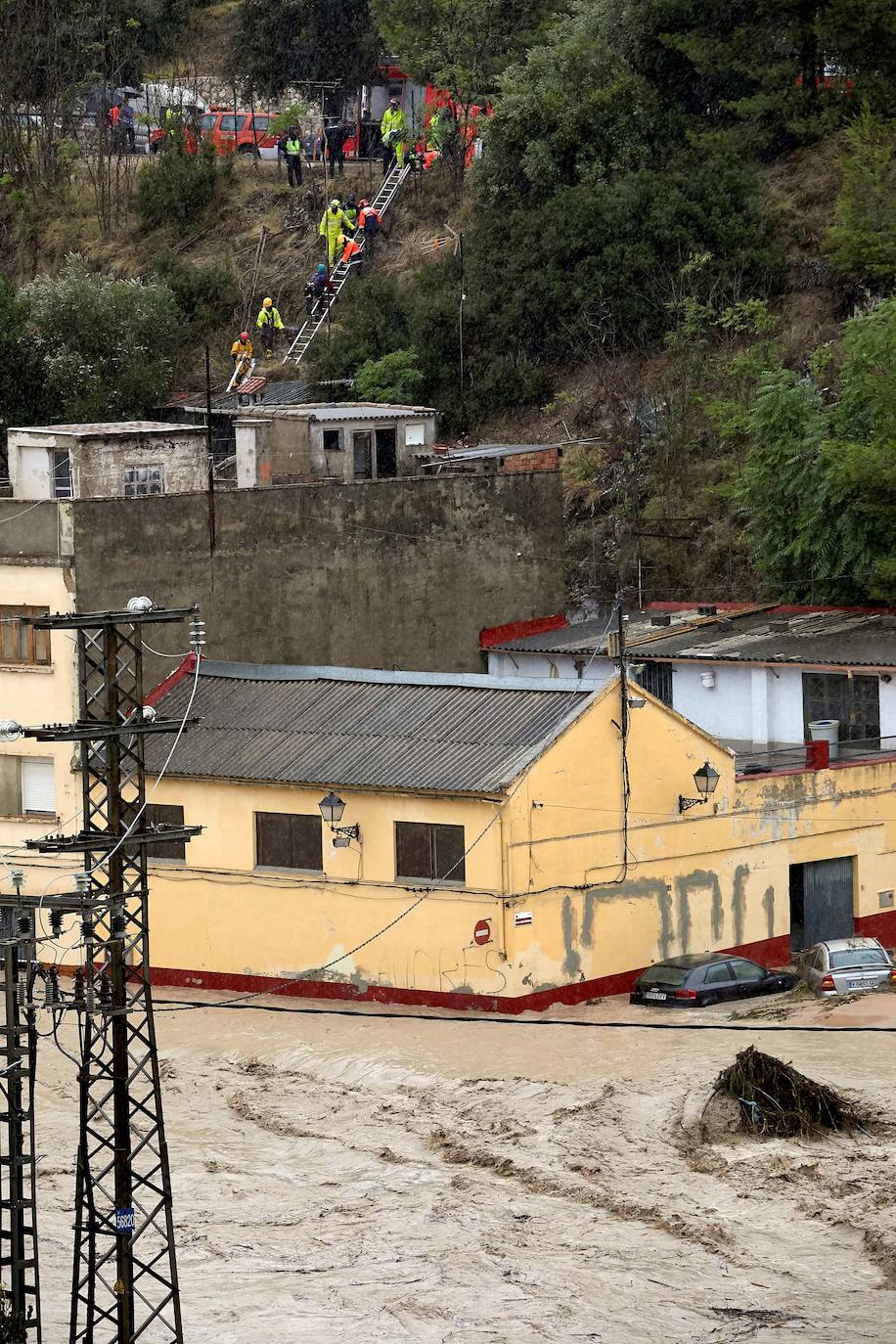 Evacuación de varias personas atrapadas por la riada en Ontinyent.