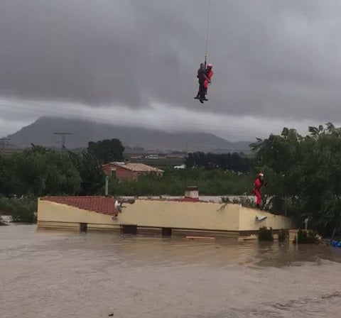 Los bomberos rescatan por helicóptero a una de las personas evacuadas este jueves en Caudete.