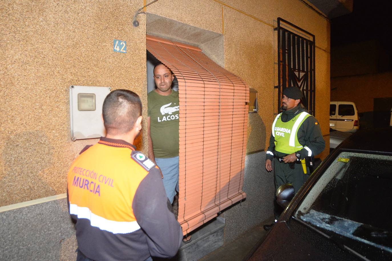 Una familia acude a un pabellón instalado para auxiliar a los afectados.