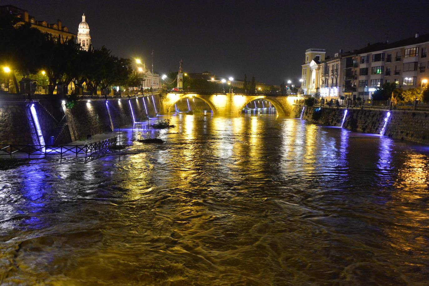 Una familia acude a un pabellón instalado para auxiliar a los afectados.