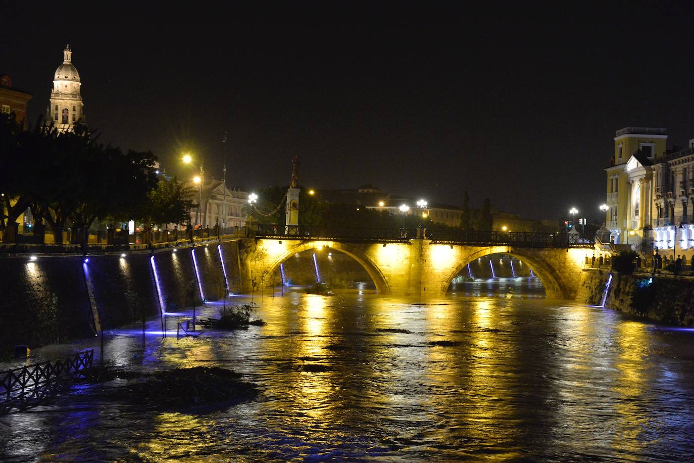 Una familia acude a un pabellón instalado para auxiliar a los afectados.
