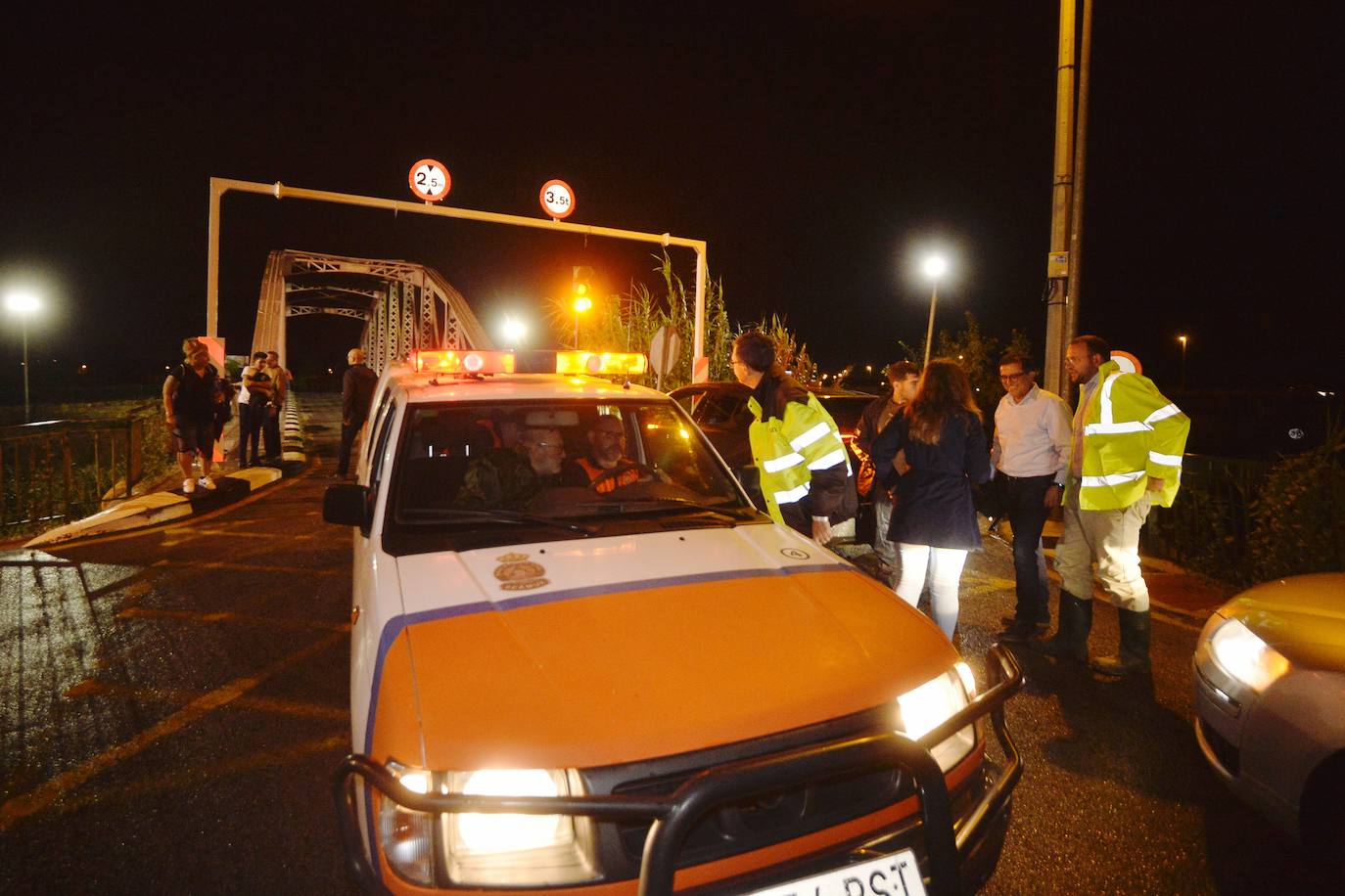Una familia acude a un pabellón instalado para auxiliar a los afectados.