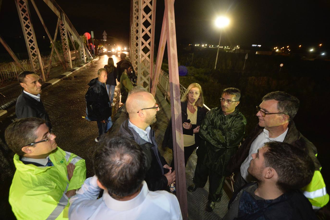 Una familia acude a un pabellón instalado para auxiliar a los afectados.