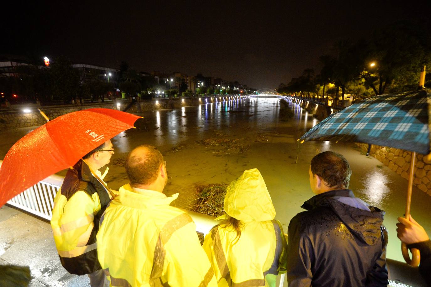 Una familia acude a un pabellón instalado para auxiliar a los afectados.