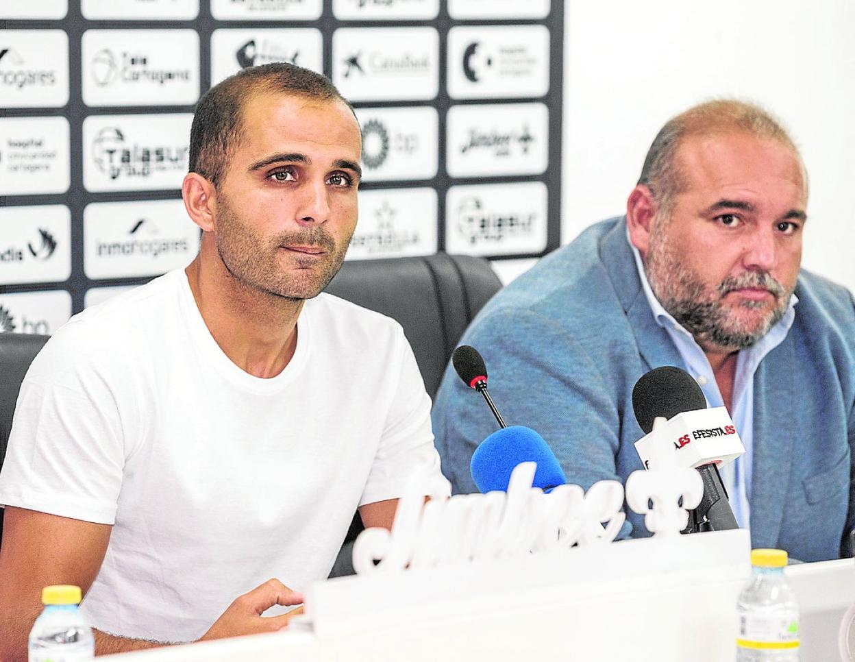 Verza, acompañado de Manuel Sánchez Breis, el día de su presentación. 