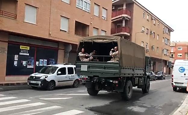Vehículos del Tercio de Levante de Infantería de Marina llegan a Santomera para evacuar a los vecinos.