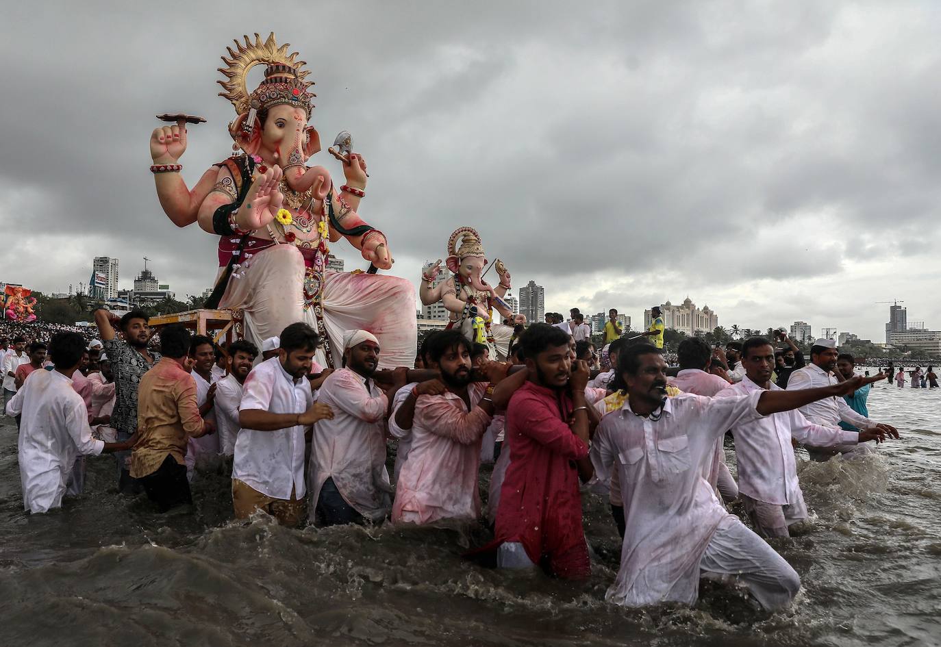 Indios devotos emergen en el mar Arábigo al dios con cabeza de elefante Ganesha durante la celebración del festival Ganesh Chaturthi, en Bombay (India). Esta celebración tiene lugar el cuarto día de la primera quincena del mes hindú Bhaadrapa, una jornada que coincide con el aniversario del nacimiento de Ganesha, hijo de Shiva y Parvati.