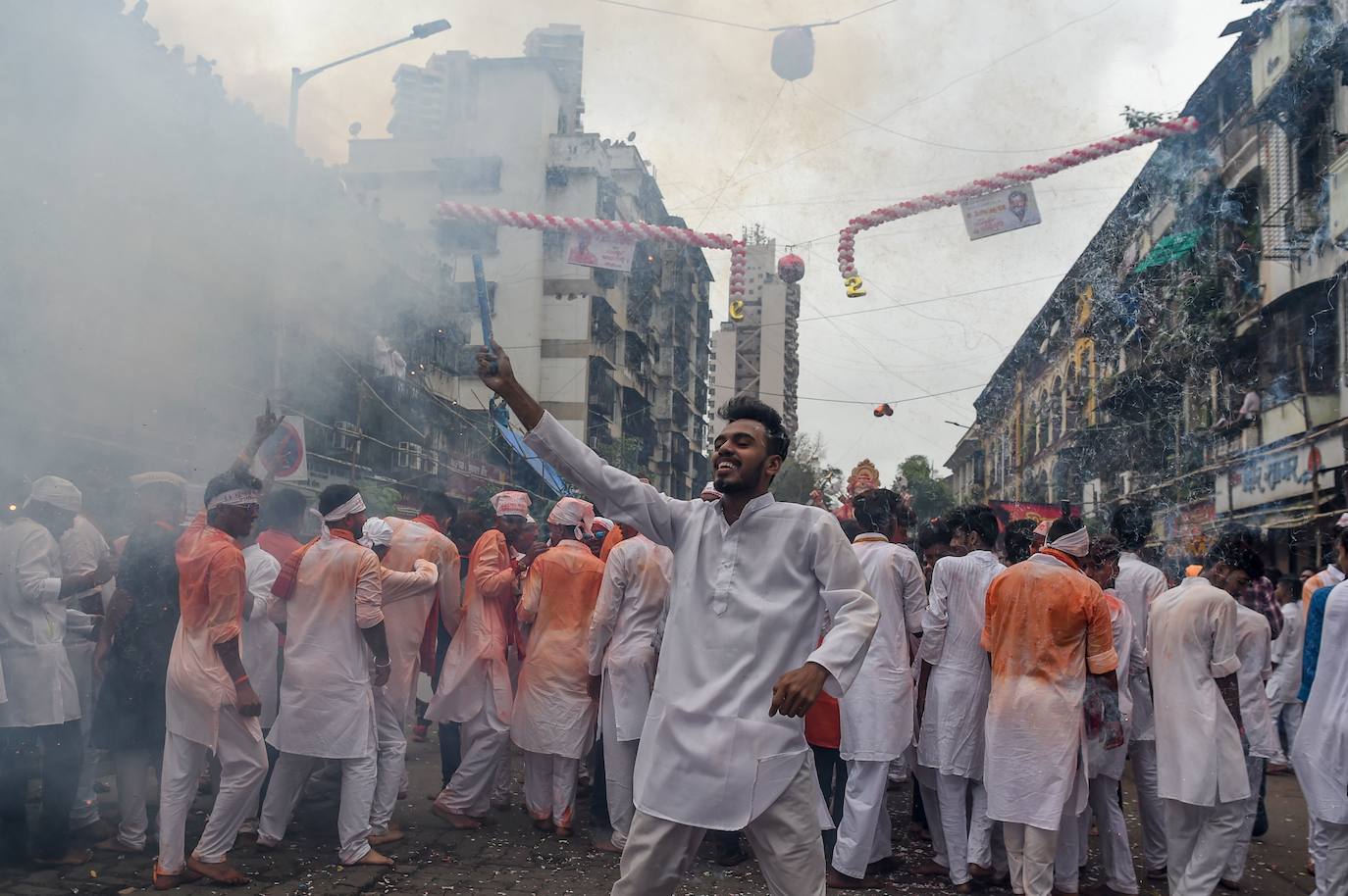 Indios devotos emergen en el mar Arábigo al dios con cabeza de elefante Ganesha durante la celebración del festival Ganesh Chaturthi, en Bombay (India). Esta celebración tiene lugar el cuarto día de la primera quincena del mes hindú Bhaadrapa, una jornada que coincide con el aniversario del nacimiento de Ganesha, hijo de Shiva y Parvati.