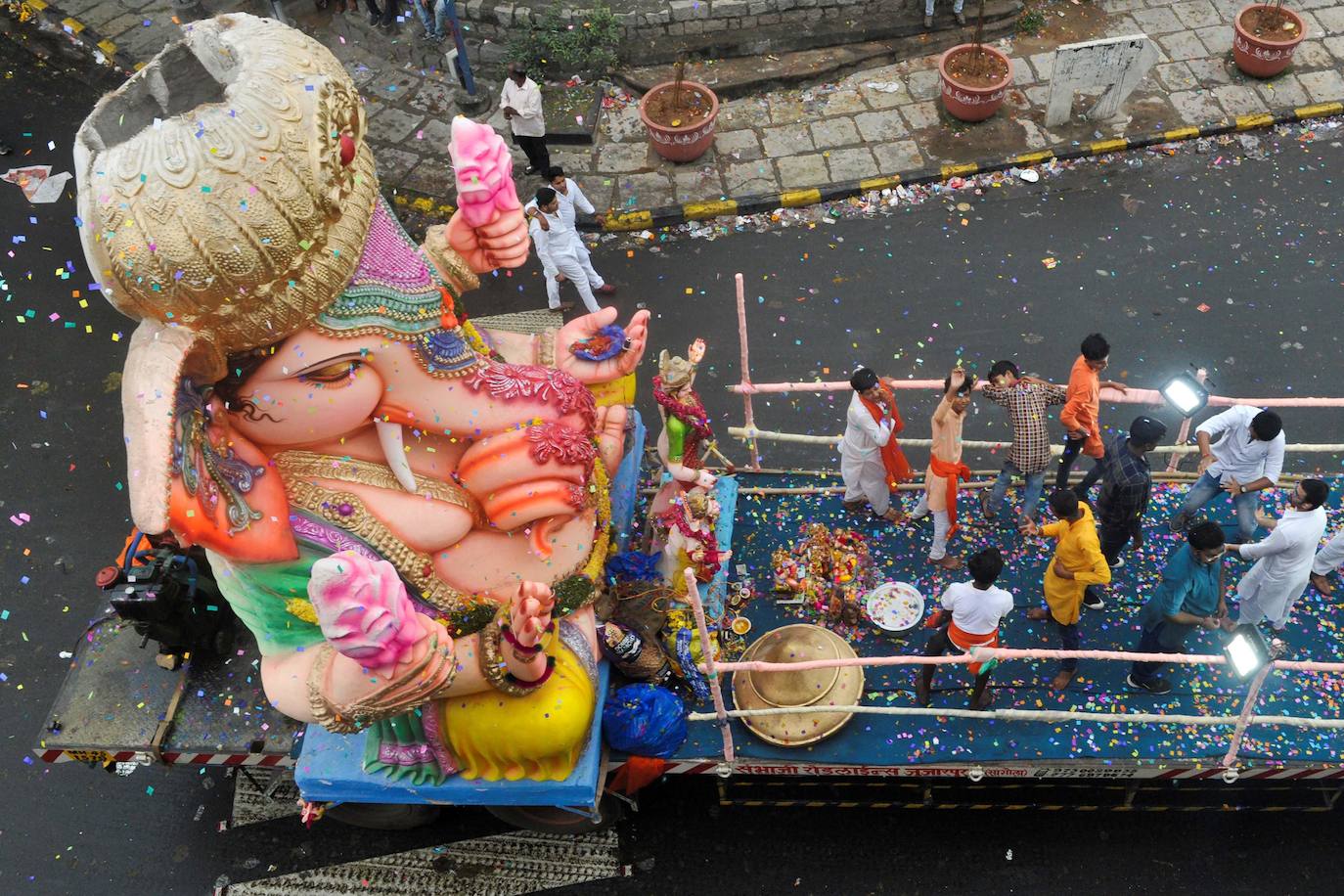 Indios devotos emergen en el mar Arábigo al dios con cabeza de elefante Ganesha durante la celebración del festival Ganesh Chaturthi, en Bombay (India). Esta celebración tiene lugar el cuarto día de la primera quincena del mes hindú Bhaadrapa, una jornada que coincide con el aniversario del nacimiento de Ganesha, hijo de Shiva y Parvati.