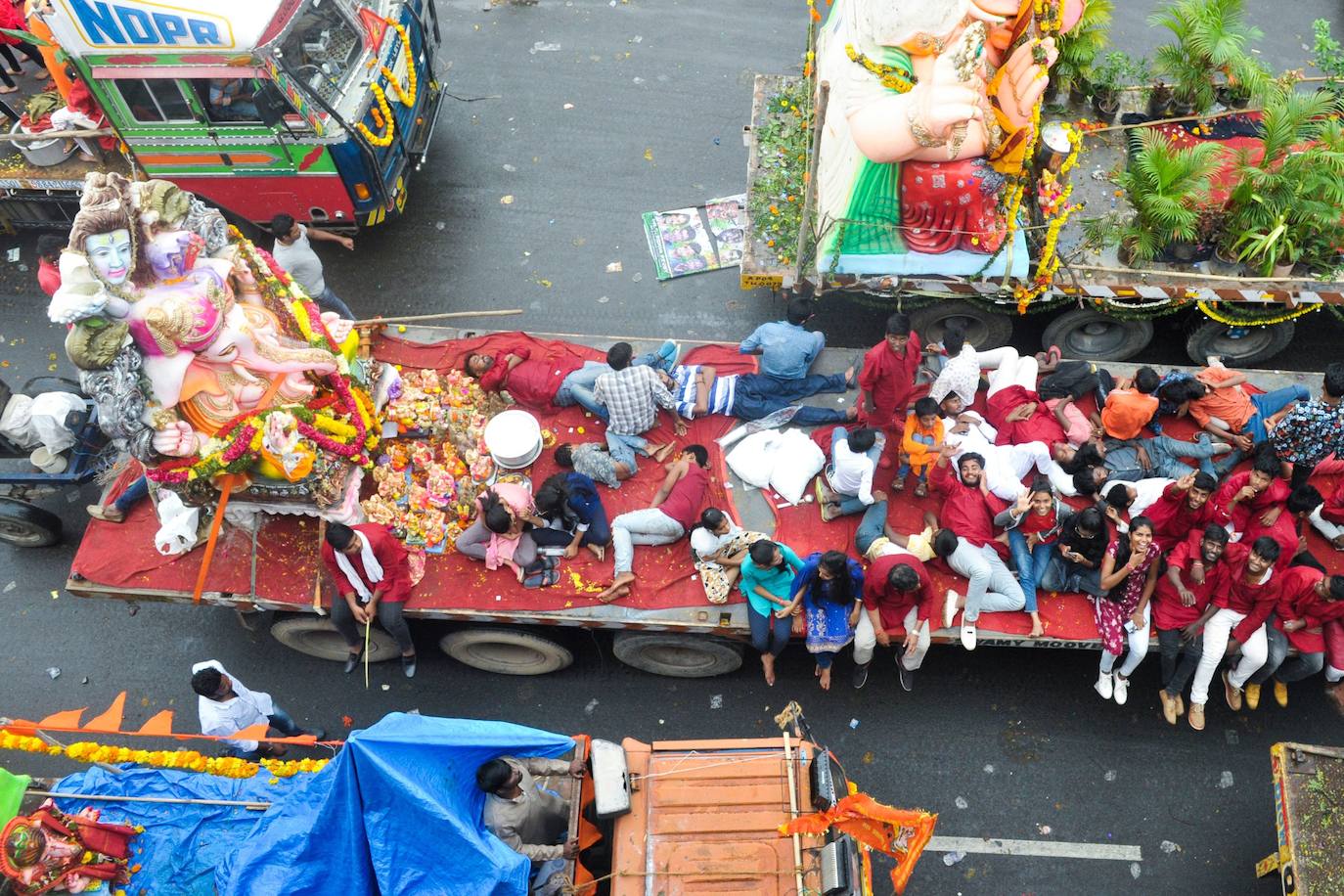 Indios devotos emergen en el mar Arábigo al dios con cabeza de elefante Ganesha durante la celebración del festival Ganesh Chaturthi, en Bombay (India). Esta celebración tiene lugar el cuarto día de la primera quincena del mes hindú Bhaadrapa, una jornada que coincide con el aniversario del nacimiento de Ganesha, hijo de Shiva y Parvati.