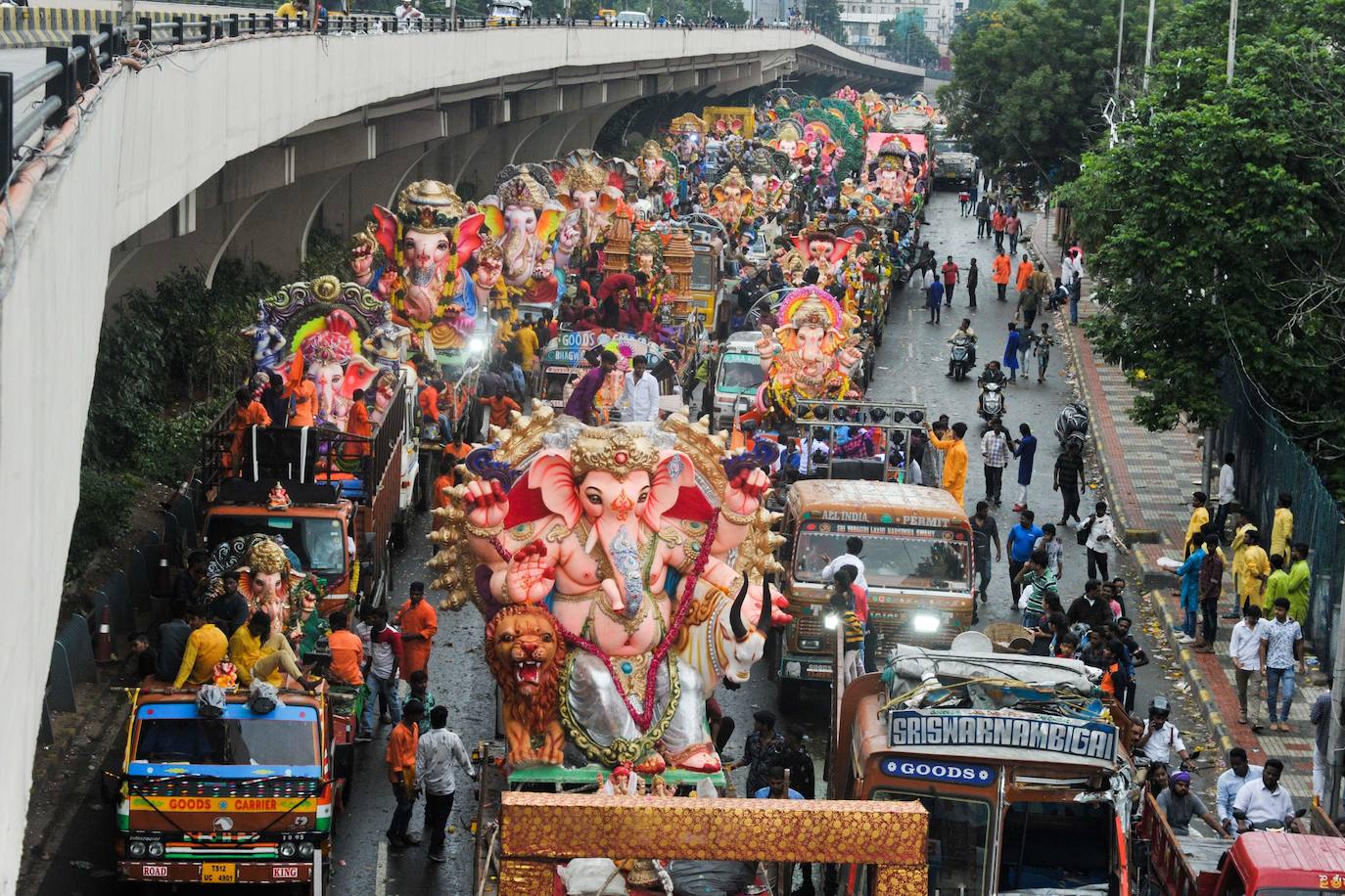 Indios devotos emergen en el mar Arábigo al dios con cabeza de elefante Ganesha durante la celebración del festival Ganesh Chaturthi, en Bombay (India). Esta celebración tiene lugar el cuarto día de la primera quincena del mes hindú Bhaadrapa, una jornada que coincide con el aniversario del nacimiento de Ganesha, hijo de Shiva y Parvati.