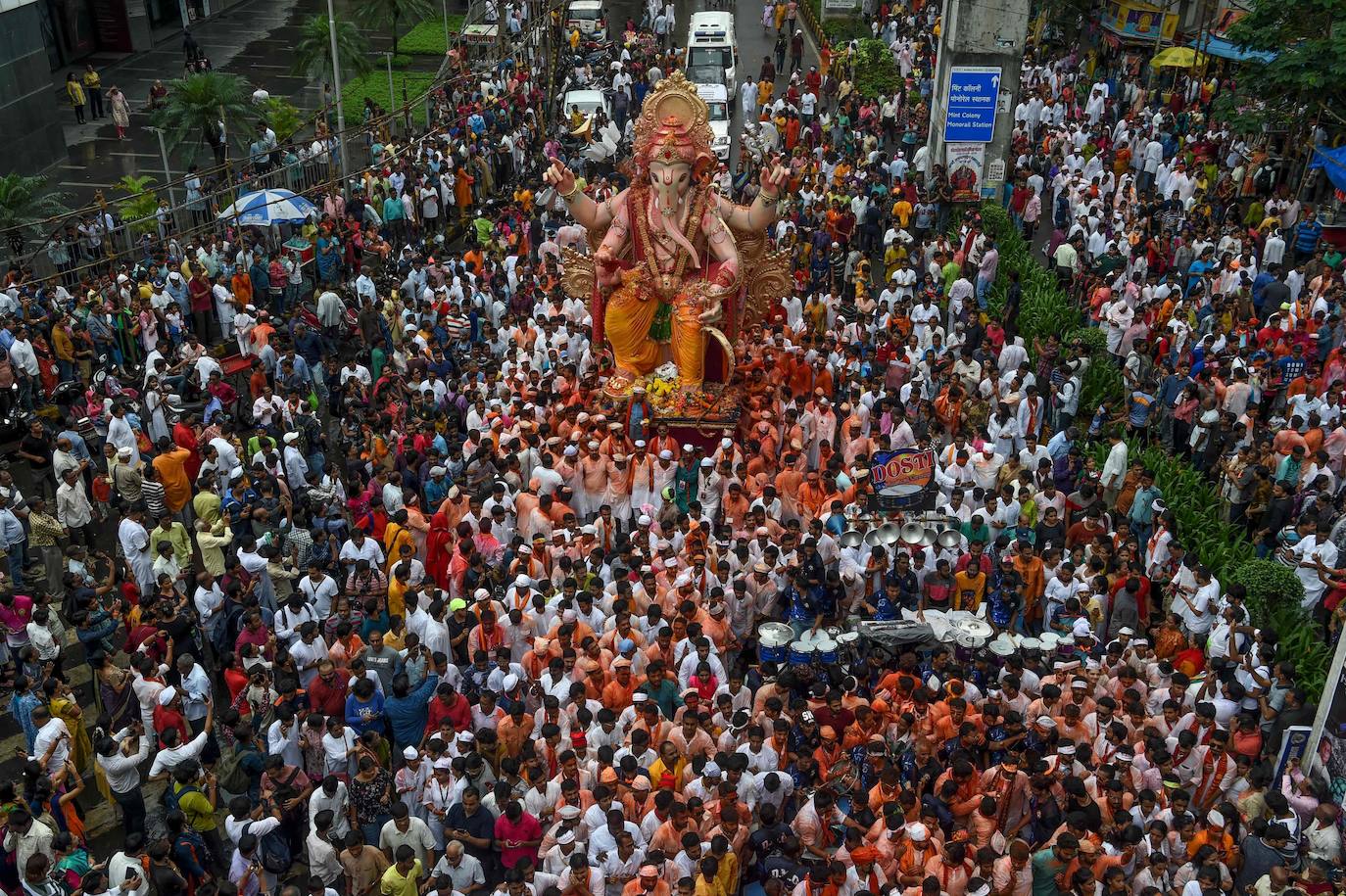 Indios devotos emergen en el mar Arábigo al dios con cabeza de elefante Ganesha durante la celebración del festival Ganesh Chaturthi, en Bombay (India). Esta celebración tiene lugar el cuarto día de la primera quincena del mes hindú Bhaadrapa, una jornada que coincide con el aniversario del nacimiento de Ganesha, hijo de Shiva y Parvati.