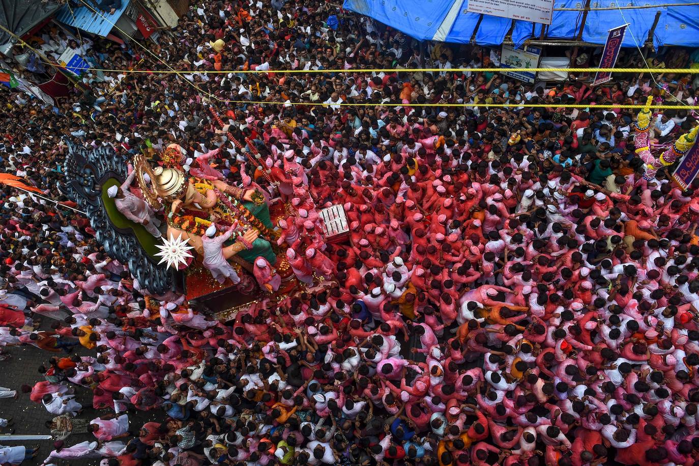 Indios devotos emergen en el mar Arábigo al dios con cabeza de elefante Ganesha durante la celebración del festival Ganesh Chaturthi, en Bombay (India). Esta celebración tiene lugar el cuarto día de la primera quincena del mes hindú Bhaadrapa, una jornada que coincide con el aniversario del nacimiento de Ganesha, hijo de Shiva y Parvati.