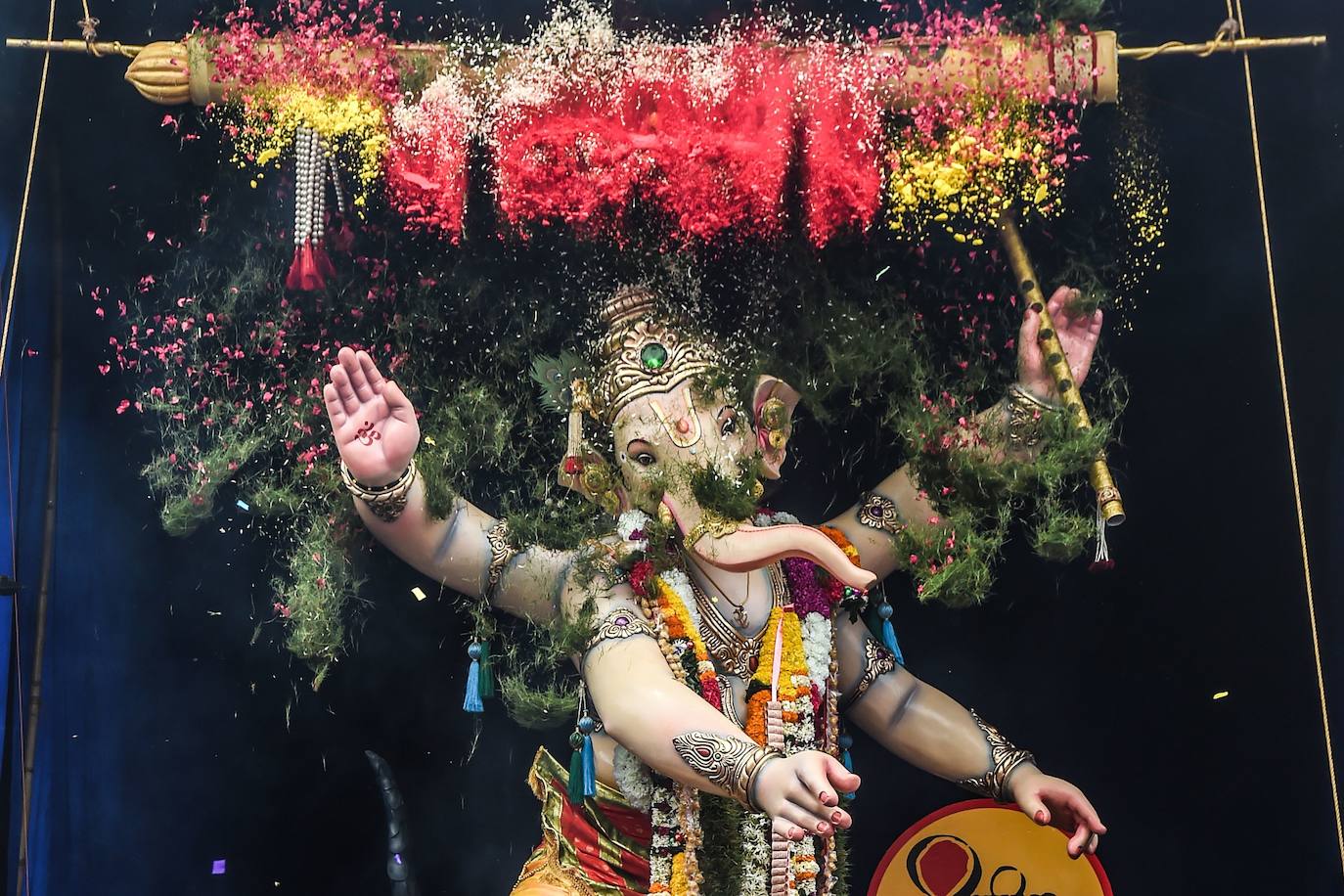 Indios devotos emergen en el mar Arábigo al dios con cabeza de elefante Ganesha durante la celebración del festival Ganesh Chaturthi, en Bombay (India). Esta celebración tiene lugar el cuarto día de la primera quincena del mes hindú Bhaadrapa, una jornada que coincide con el aniversario del nacimiento de Ganesha, hijo de Shiva y Parvati.