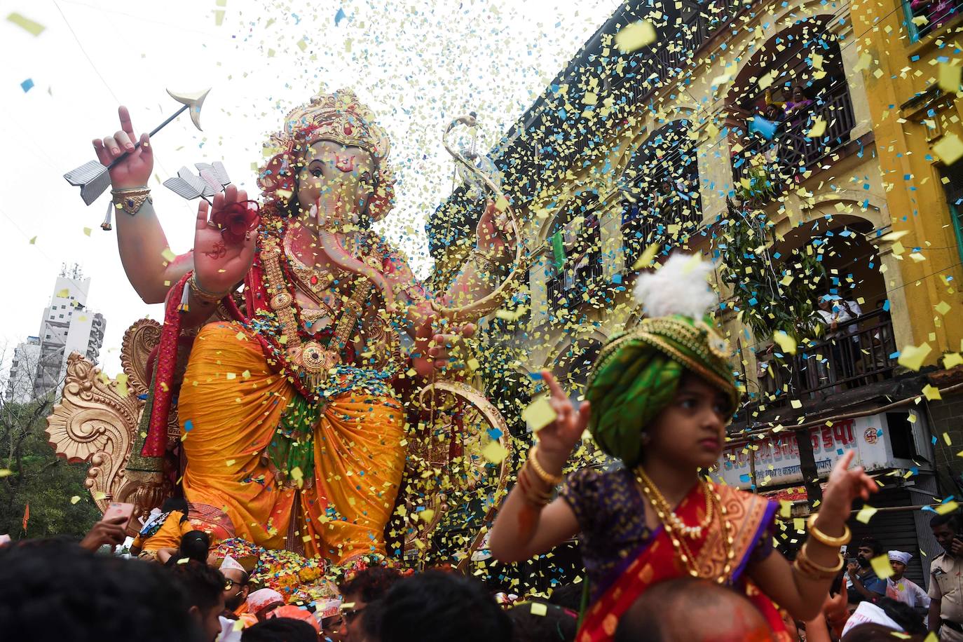 Indios devotos emergen en el mar Arábigo al dios con cabeza de elefante Ganesha durante la celebración del festival Ganesh Chaturthi, en Bombay (India). Esta celebración tiene lugar el cuarto día de la primera quincena del mes hindú Bhaadrapa, una jornada que coincide con el aniversario del nacimiento de Ganesha, hijo de Shiva y Parvati.