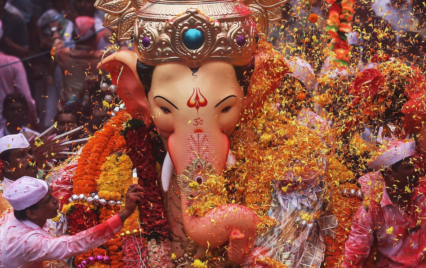 Indios devotos emergen en el mar Arábigo al dios con cabeza de elefante Ganesha durante la celebración del festival Ganesh Chaturthi, en Bombay (India). Esta celebración tiene lugar el cuarto día de la primera quincena del mes hindú Bhaadrapa, una jornada que coincide con el aniversario del nacimiento de Ganesha, hijo de Shiva y Parvati.