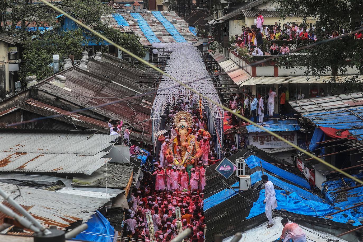 Indios devotos emergen en el mar Arábigo al dios con cabeza de elefante Ganesha durante la celebración del festival Ganesh Chaturthi, en Bombay (India). Esta celebración tiene lugar el cuarto día de la primera quincena del mes hindú Bhaadrapa, una jornada que coincide con el aniversario del nacimiento de Ganesha, hijo de Shiva y Parvati.