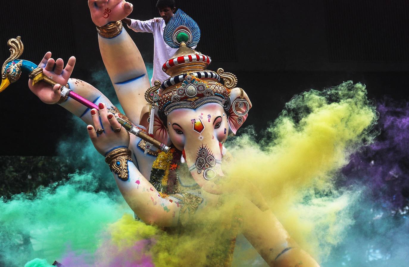 Indios devotos emergen en el mar Arábigo al dios con cabeza de elefante Ganesha durante la celebración del festival Ganesh Chaturthi, en Bombay (India). Esta celebración tiene lugar el cuarto día de la primera quincena del mes hindú Bhaadrapa, una jornada que coincide con el aniversario del nacimiento de Ganesha, hijo de Shiva y Parvati.