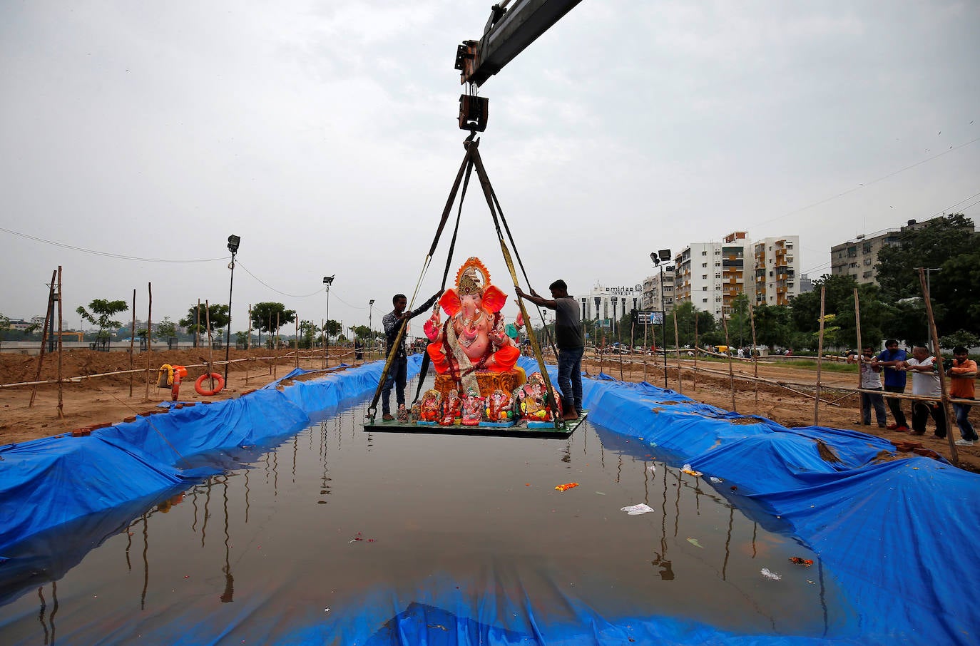 Indios devotos emergen en el mar Arábigo al dios con cabeza de elefante Ganesha durante la celebración del festival Ganesh Chaturthi, en Bombay (India). Esta celebración tiene lugar el cuarto día de la primera quincena del mes hindú Bhaadrapa, una jornada que coincide con el aniversario del nacimiento de Ganesha, hijo de Shiva y Parvati.