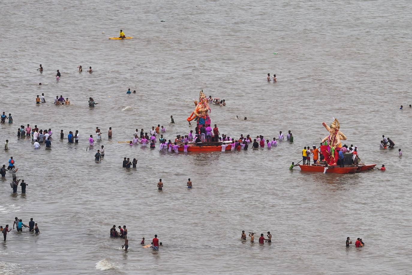 Indios devotos emergen en el mar Arábigo al dios con cabeza de elefante Ganesha durante la celebración del festival Ganesh Chaturthi, en Bombay (India). Esta celebración tiene lugar el cuarto día de la primera quincena del mes hindú Bhaadrapa, una jornada que coincide con el aniversario del nacimiento de Ganesha, hijo de Shiva y Parvati.