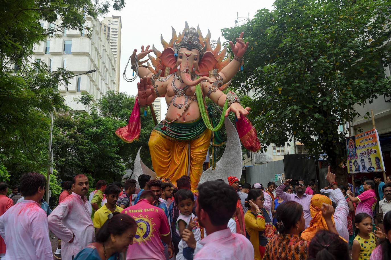 Indios devotos emergen en el mar Arábigo al dios con cabeza de elefante Ganesha durante la celebración del festival Ganesh Chaturthi, en Bombay (India). Esta celebración tiene lugar el cuarto día de la primera quincena del mes hindú Bhaadrapa, una jornada que coincide con el aniversario del nacimiento de Ganesha, hijo de Shiva y Parvati.